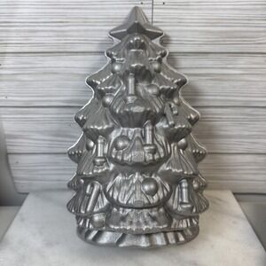Williams Sonoma Nordic Ware 3D Christmas Tree Cake Pan Mold
